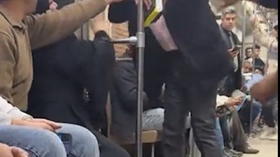 هرميكي من هنا.. مشاجرة في مترو الأنفاق بين رجل وسيدة - الخليج الان