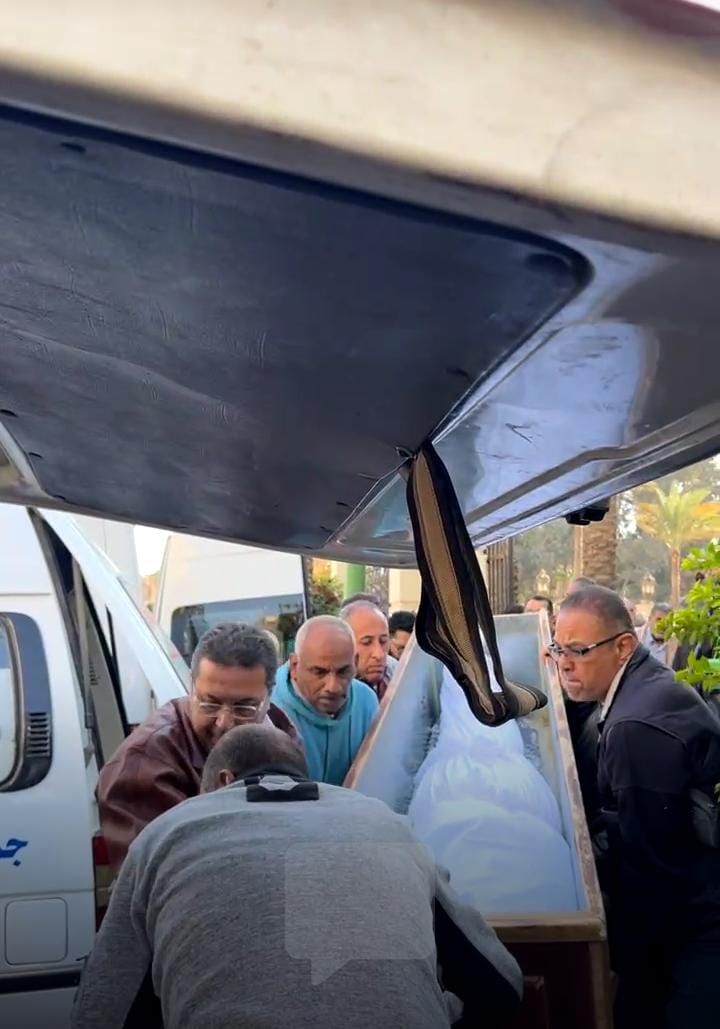 بحضور أحمد سعيد عبد الغني.. لقطات مؤثرة في جنازة طارق الأمير| صور - الخليج الان