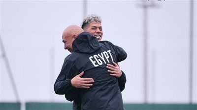 انفراجة في معسكر الفراعنة.. حسام حسن يحتضن إمام عاشور ويؤكد: "مفيش مشاكل" - الخليج الان