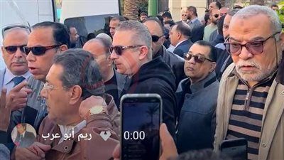 بحضور أحمد سعيد عبد الغني.. لقطات مؤثرة في جنازة طارق الأمير| صور - الخليج الان