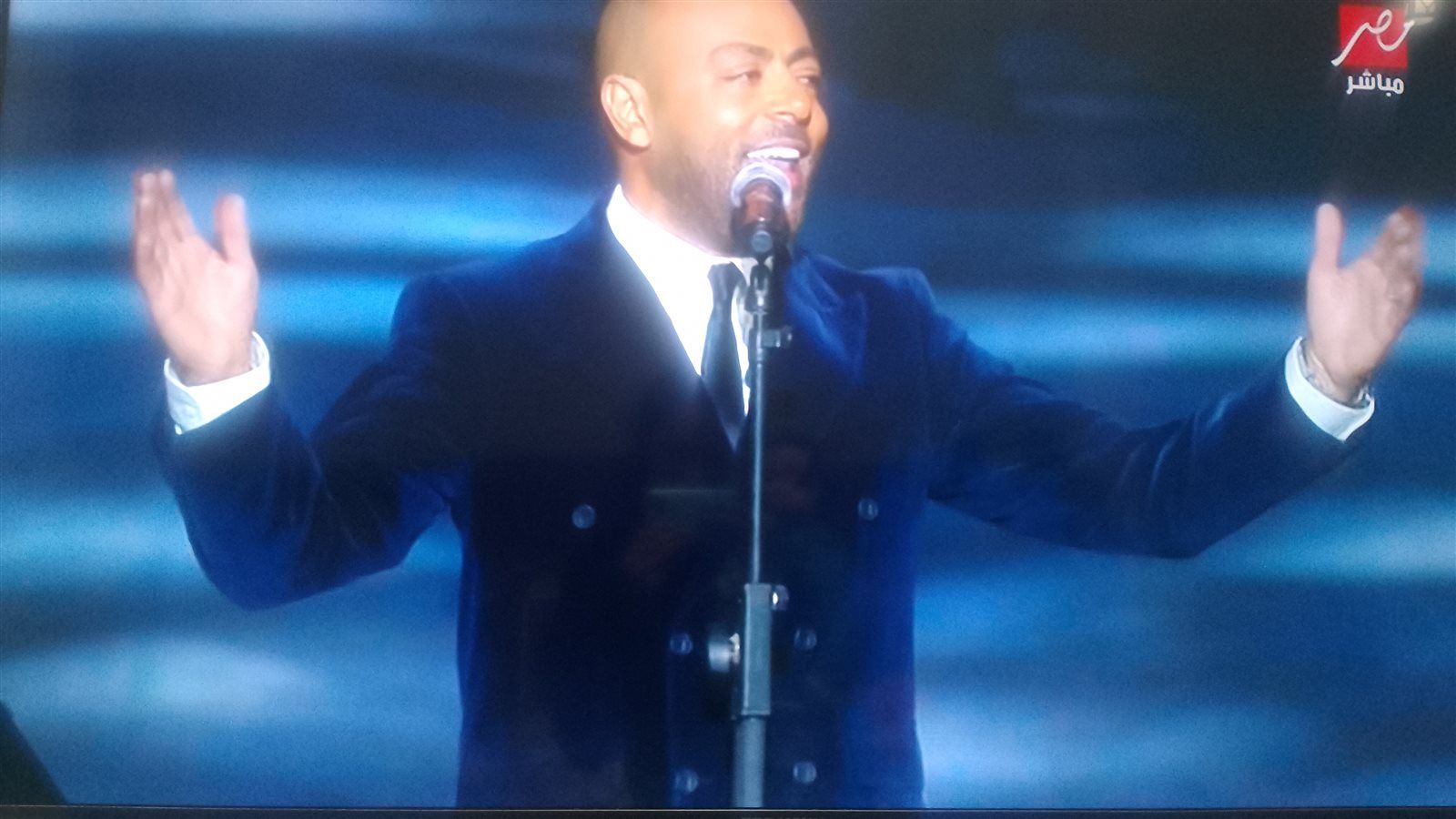 تامر عاشور يشعل حفله في موسم الرياض: وحشتوني وشكرا لـ أبو ناصر حبيبي وصديقي - الخليج الان