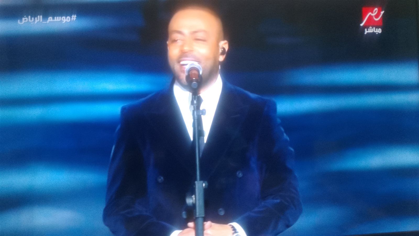 تامر عاشور يشعل حفله في موسم الرياض: وحشتوني وشكرا لـ أبو ناصر حبيبي وصديقي - الخليج الان