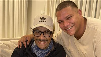 كنت حاسس أنها أخر صورة.. أحمد عبد الحميد ينعي والده الماكيير الشهير - الخليج الان