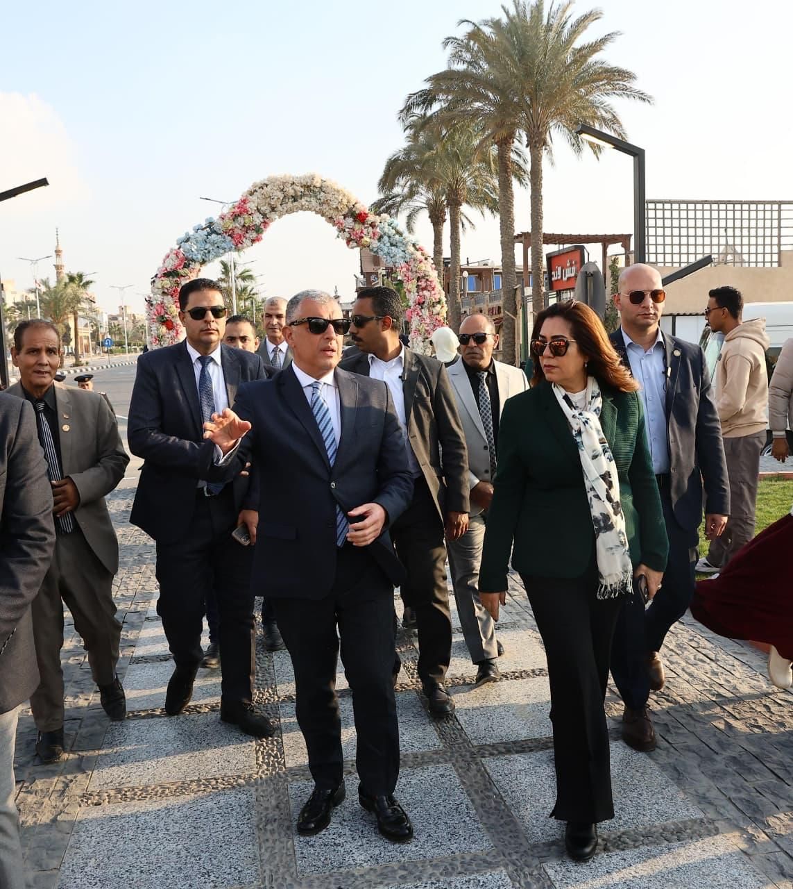 وزيرة التنمية المحلية ومحافظ الإسماعيلية يفتتحان ميدان «الإسماعيلية» ومجمع محال نادي الفيروز - الخليج الان