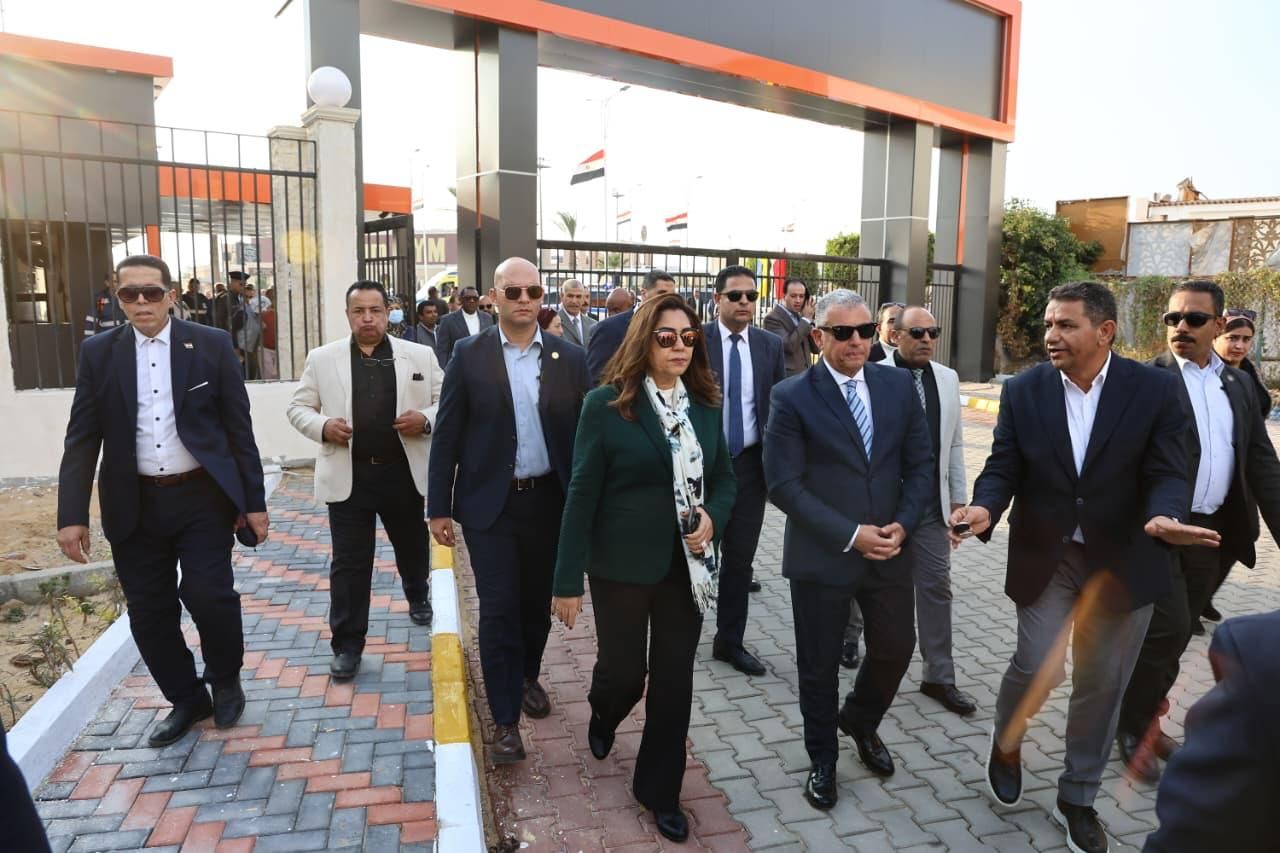 وزيرة التنمية المحلية ومحافظ الإسماعيلية يفتتحان ميدان «الإسماعيلية» ومجمع محال نادي الفيروز - الخليج الان