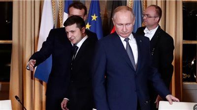 «الكرة في ملعب بوتين».. زيلينسكي يقدم تنازلات على طاولة المفاوضات وواشنطن تقدم ضمانات لأوكرانيا - الخليج الان