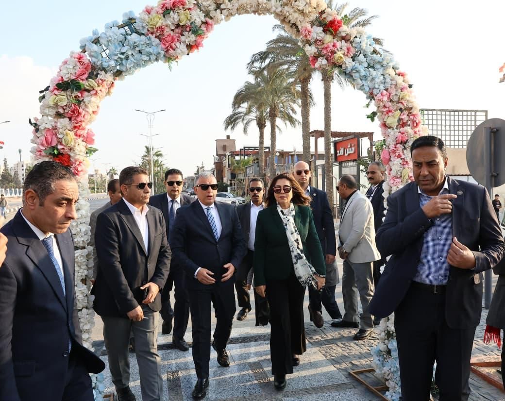 وزيرة التنمية المحلية ومحافظ الإسماعيلية يفتتحان ميدان «الإسماعيلية» ومجمع محال نادي الفيروز - الخليج الان