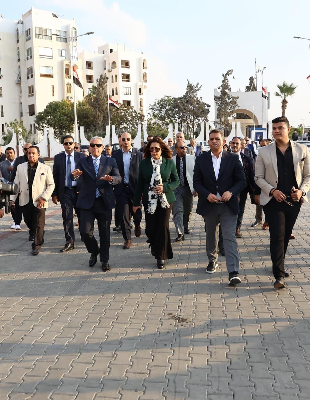 وزيرة التنمية المحلية ومحافظ الإسماعيلية يفتتحان ميدان «الإسماعيلية» ومجمع محال نادي الفيروز - الخليج الان