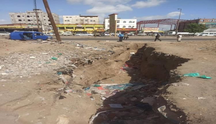 صور.. حفرة عميقة جوار طريق عام بالفيوش تهدد بوقوع حوادث