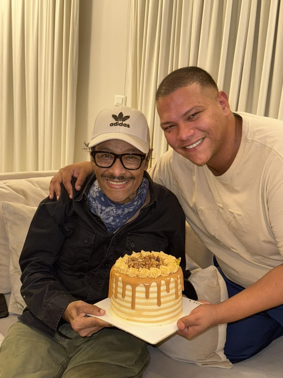 كنت حاسس أنها أخر صورة.. أحمد عبد الحميد ينعي والده الماكيير الشهير - الخليج الان