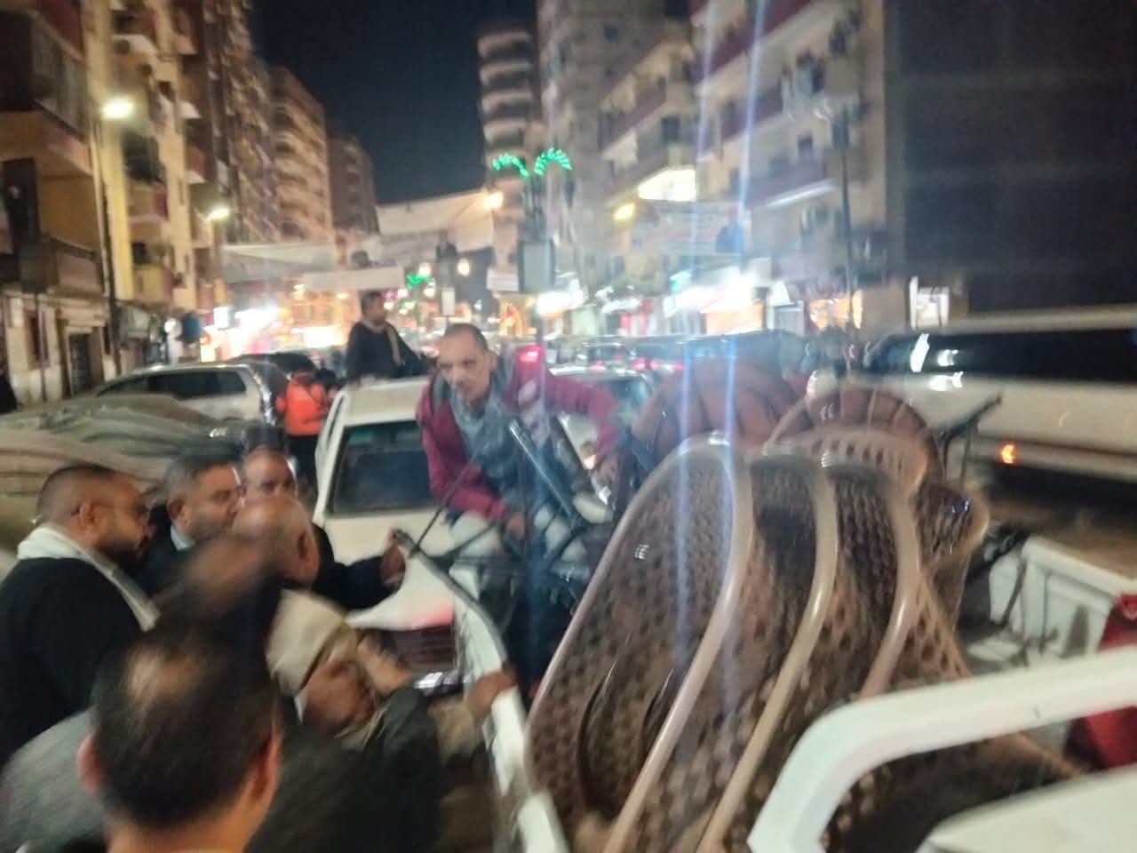 حملات مكثفة لرفع الإشغالات والتعديات على حرم الطريق والتأكد من النظافة العامة - الخليج الان