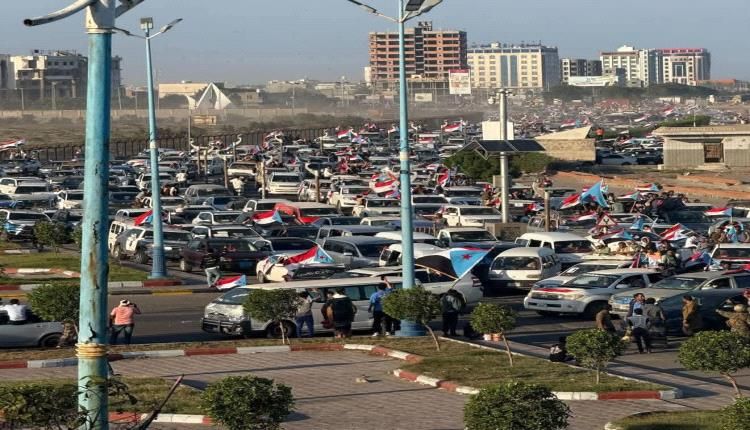 الان...حشود الضالع تواصل مسيرها نحو ساحة العروض بالعاصمة عدن