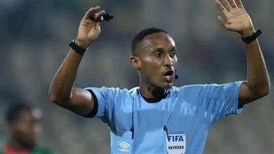 حكم مباراة مصر وجنوب أفريقيا.. قصة رجل يحمل الفرحة للكرة المصرية - الخليج الان