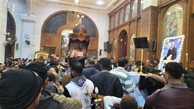 حاضنين النعش .. جنازة أسرة مينا ضحية الهجرة غير الشرعية باليونان في المنيا - الخليج الان