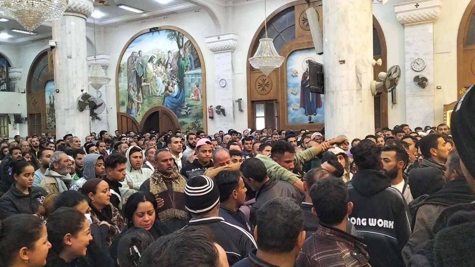 حاضنين النعش .. جنازة أسرة مينا ضحية الهجرة غير الشرعية باليونان في المنيا - الخليج الان