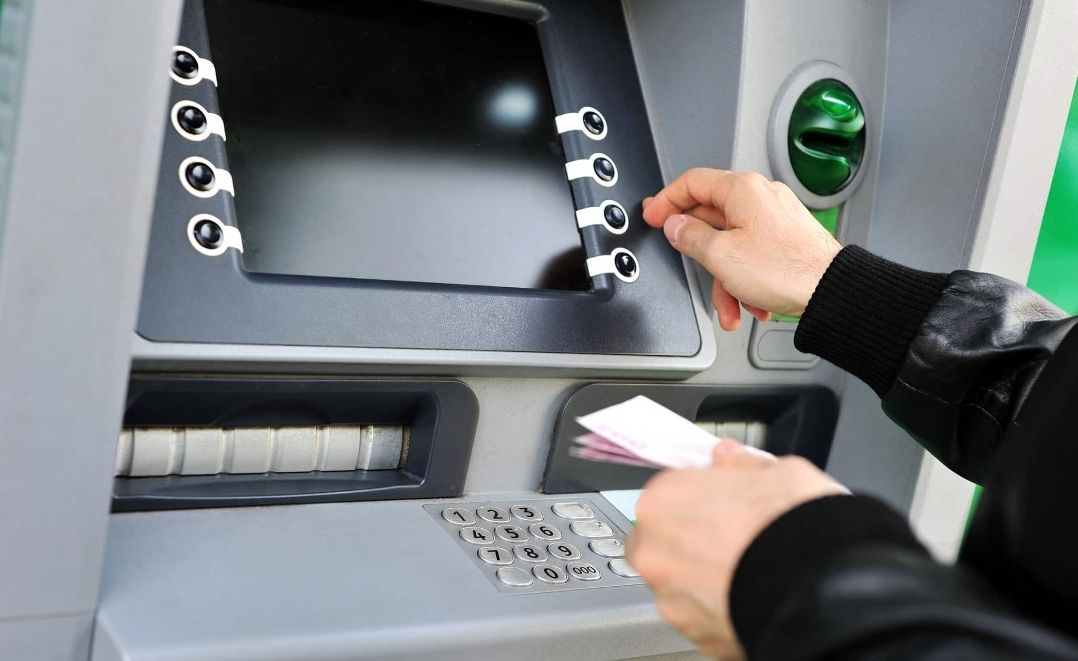رسوم السحب والاستعلام من ماكينات ATM بعد قرار البنك المركزي الجديد - الخليج الان
