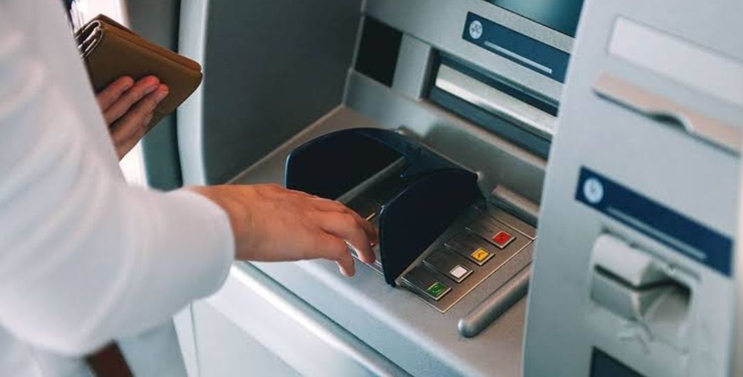 رسوم السحب والاستعلام من ماكينات ATM بعد قرار البنك المركزي الجديد - الخليج الان