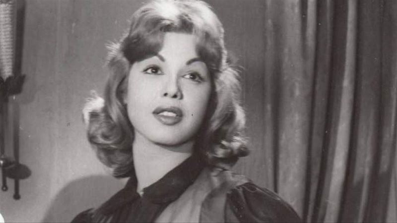 «الملاية اللف في باريس».. طريقة احتفال سامية جمال بـ ليلة رأس السنة - الخليج الان