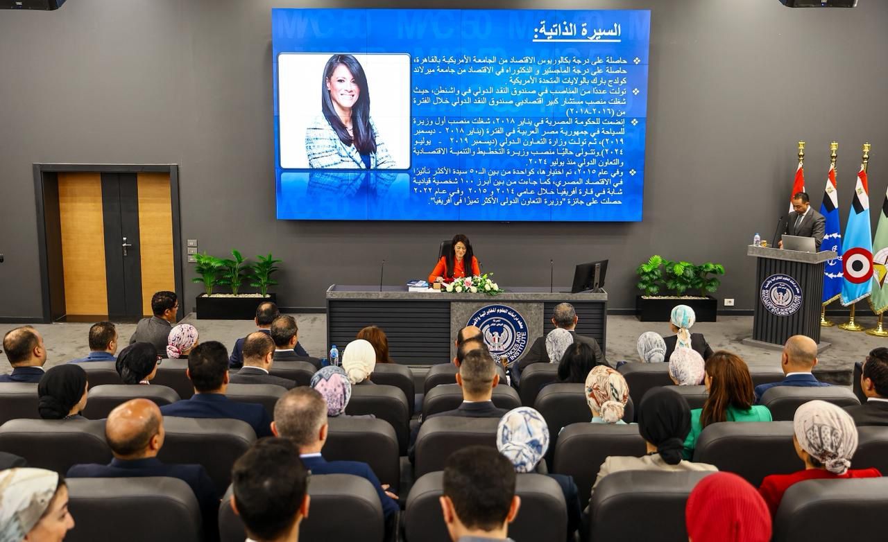 رانيا المشاط تلتقي الملحقين العسكريين المرشحين للعمل بالخارج: القوات المسلحة درع الوطن - الخليج الان