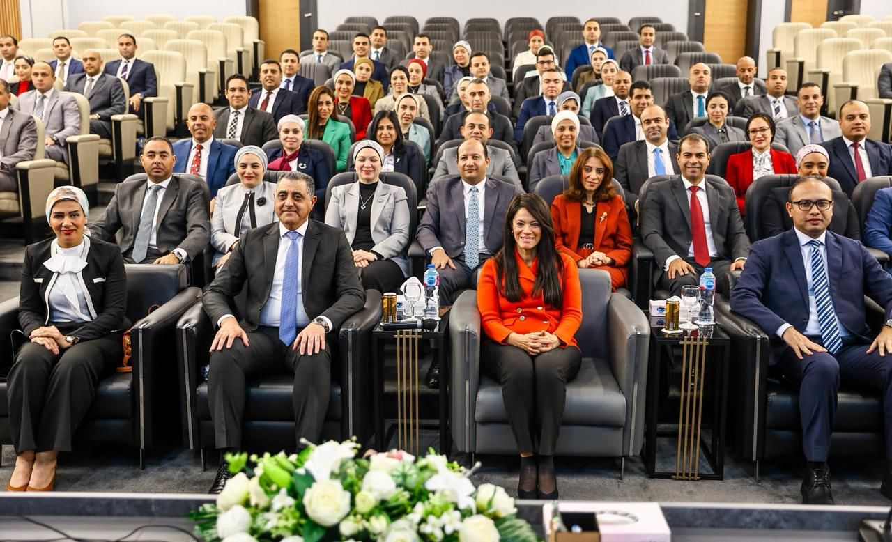 رانيا المشاط تلتقي الملحقين العسكريين المرشحين للعمل بالخارج: القوات المسلحة درع الوطن - الخليج الان