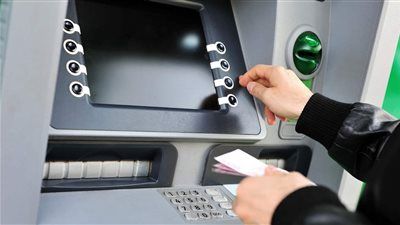 رسوم السحب والاستعلام من ماكينات ATM بعد قرار البنك المركزي الجديد - الخليج الان