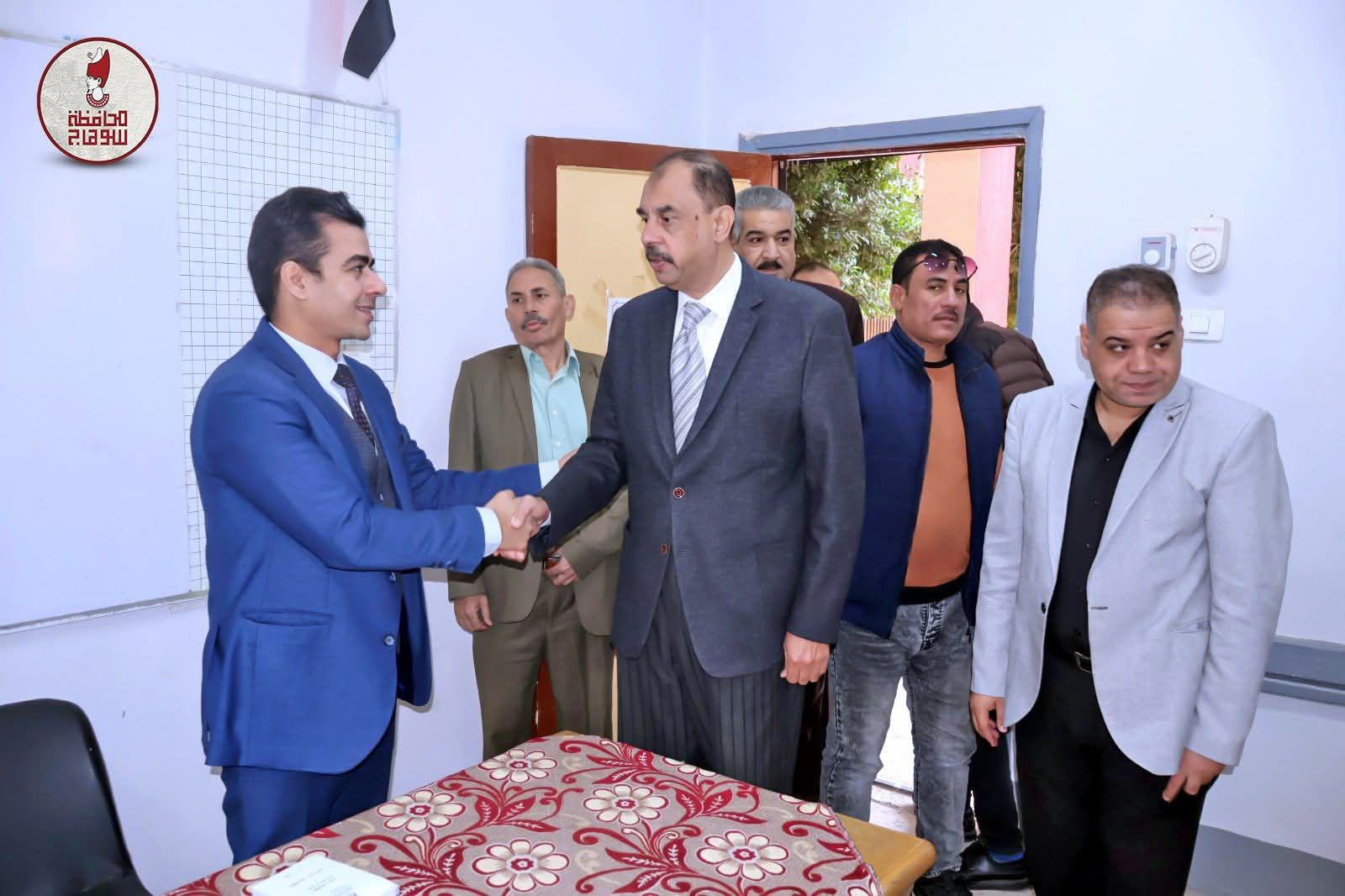 محافظ سوهاج يواصل تفقد لجان انتخابات الإعادة لمجلس النواب - الخليج الان