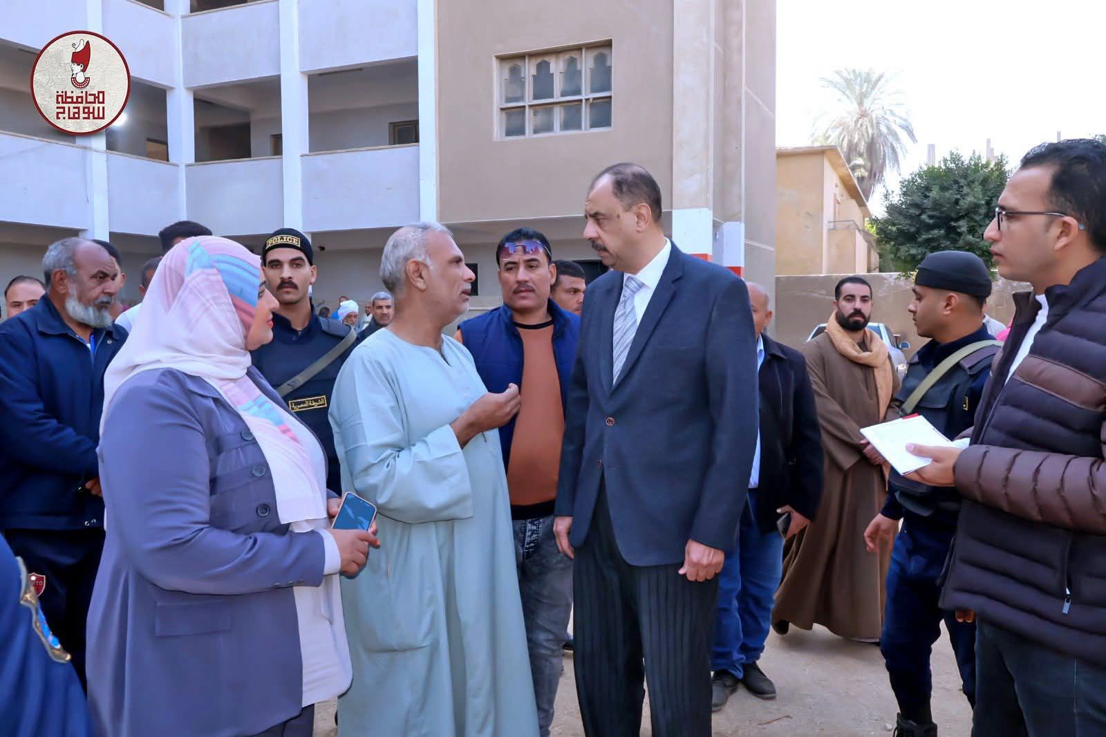 محافظ سوهاج يواصل تفقد لجان انتخابات الإعادة لمجلس النواب - الخليج الان