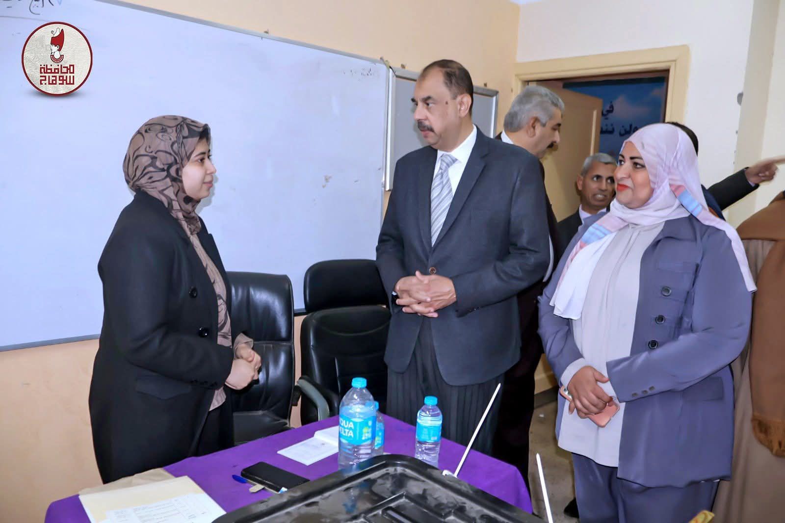 محافظ سوهاج يواصل تفقد لجان انتخابات الإعادة لمجلس النواب - الخليج الان