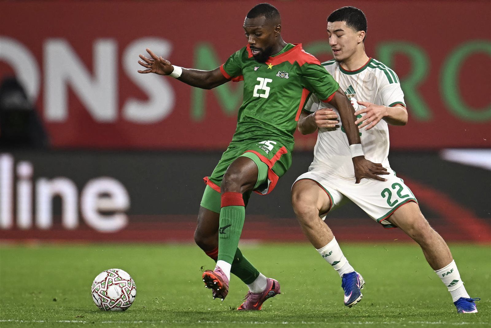 الدقيقة 80.. الجزائر تواصل التقدم على بوركينا فاسو بهدف لـ رياض محرز - الخليج الان