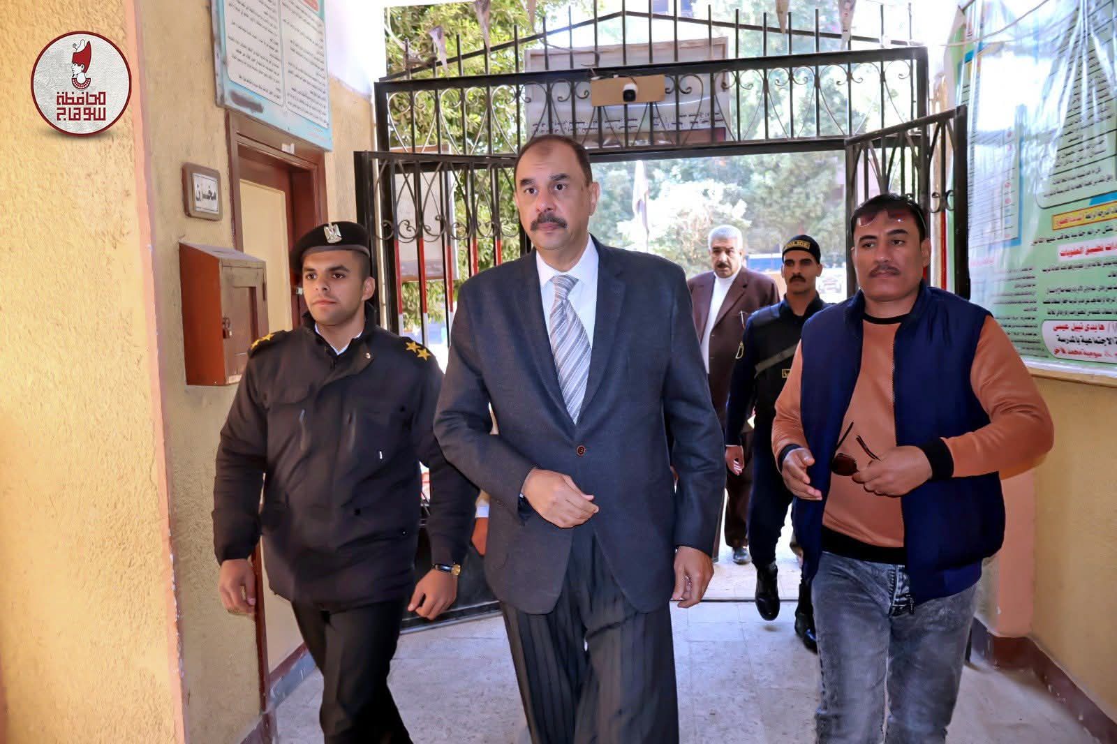 محافظ سوهاج يواصل تفقد لجان انتخابات الإعادة لمجلس النواب - الخليج الان