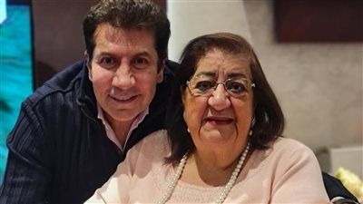 كانت طيبة ربنا يصبرك يا هاني.. نجوم الفن ينعون والدة الفنان هاني رمزي - الخليج الان