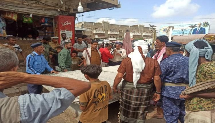 حملة امنية لتنظيم الباعة ومواقف السيارات بالحوطة لحج