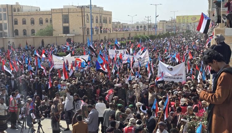 زحف بشري مهيب .. صور من توافد أبناء شبوة للمطالبة بإعلان دولة الجنوب