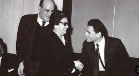 مفاجأة.. عبد الحليم حافظ يكشف عن رأيه في أم كلثوم| لقاء نادر - الخليج الان