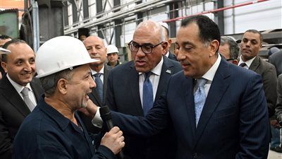 مدبولي يشهد ثورة تطويرية في مصنع سيماف.. ويؤكد دعم العمال - الخليج الان