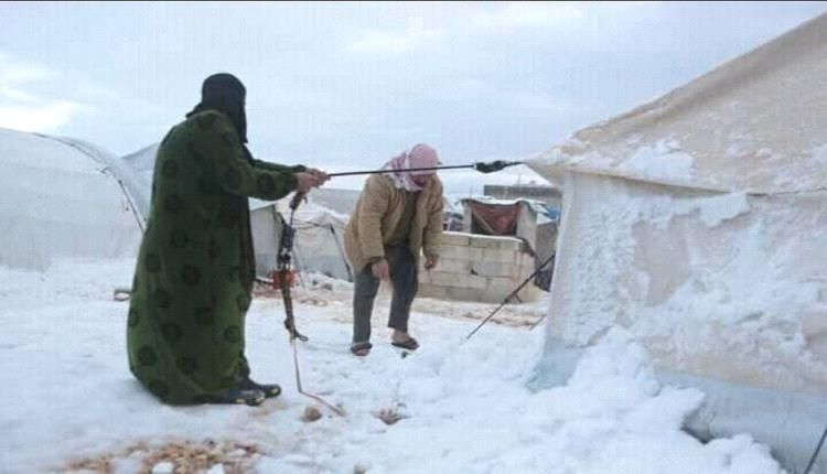العاصفة الثلجية تُفاقم معاناة النازحين في مخيمات إدلب وحلب