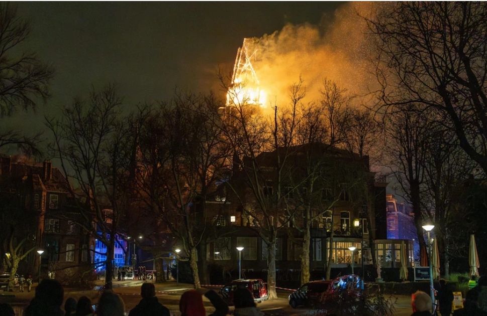 «​​​​​​عمرها 150 عاماً».. حريق يلتهم كنيسة تاريخية في هولندا والسلطات تكشف التفاصيل - الخليج الان