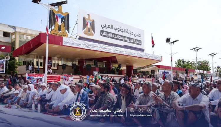 جماهير الجنوب تؤدي صلاة جمعة الوفاء للحليف الصادق في ساحة العروض بالعاصمة عدن