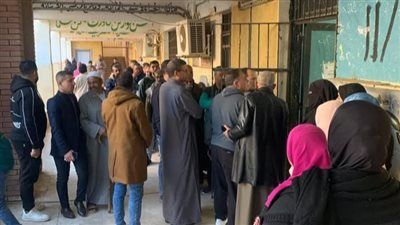 توافد المواطنين على اللجان الانتخابية بالجيزة للإدلاء بأصواتهم في إعادة الدوائر الـ٢٧ الملغاة بحكم الإدارية العليا - الخليج الان