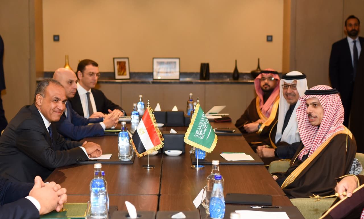 «مناقشة قضايا الشرق الأوسط».. ماذا دار في لقاء وزير الخارجية مع نظيره السعودي؟ - الخليج الان