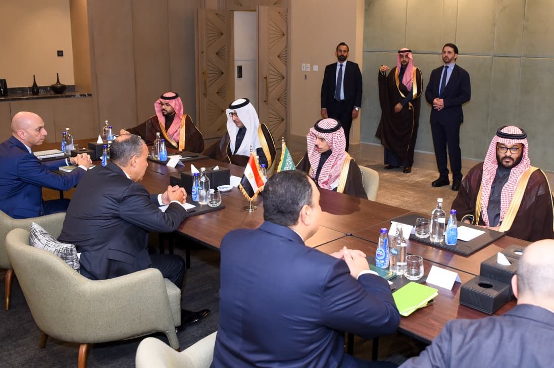 «مناقشة قضايا الشرق الأوسط».. ماذا دار في لقاء وزير الخارجية مع نظيره السعودي؟ - الخليج الان