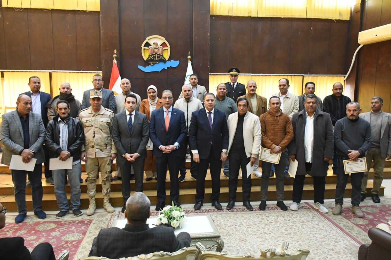 محافظ الفيوم يوافق علي إطلاق أسماء الشهداء على عدد من المنشآت الحكومية والشوارع العامة - الخليج الان