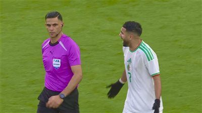 الجزائر ضد الكونغو الديمقراطية.. رياض محرز يعترض على الحكم المصري محمد معروف بسبب صافرة نهاية الشوط الأول - الخليج الان