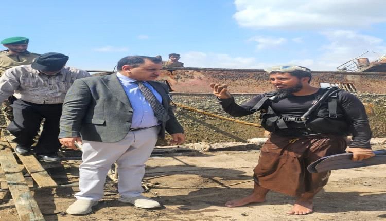 انتشال وتعويم ثاني أكبر سفينة غارقة في حوض ميناء الاصطياد السمكي