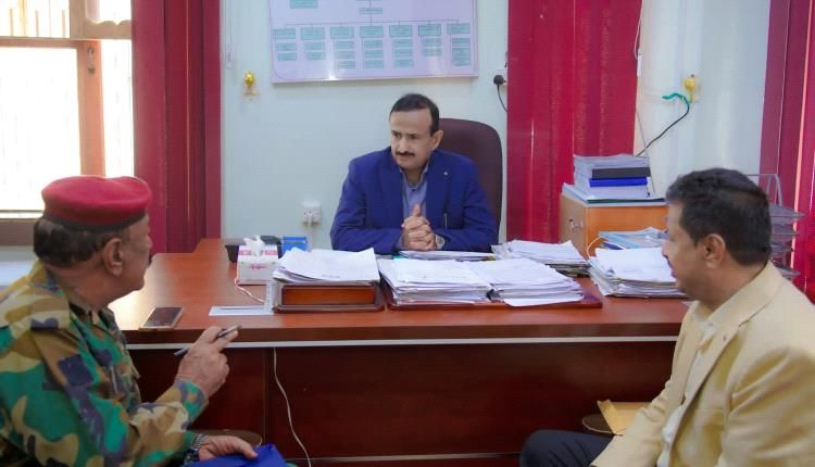 المحافظ بن الوزير يشدد على الجاهزية الأمنية وحماية المؤسسات السيادية في مديرية رضوم