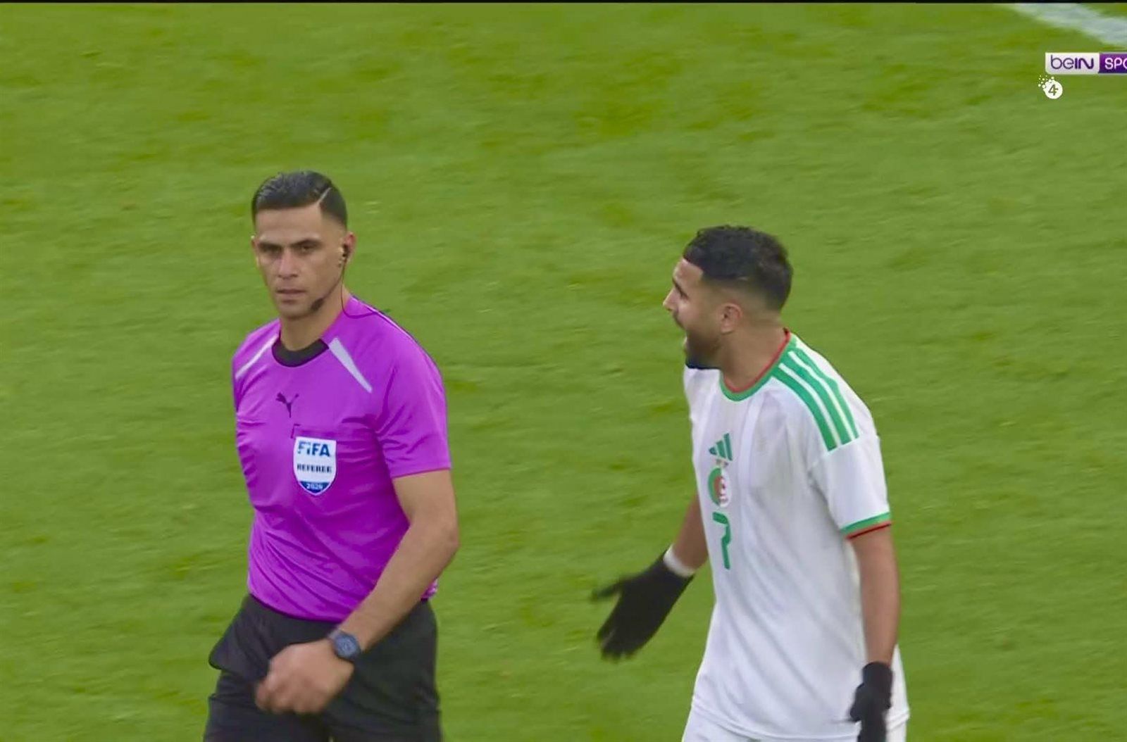 الجزائر ضد الكونغو الديمقراطية.. رياض محرز يعترض على الحكم المصري محمد معروف بسبب صافرة نهاية الشوط الأول - الخليج الان