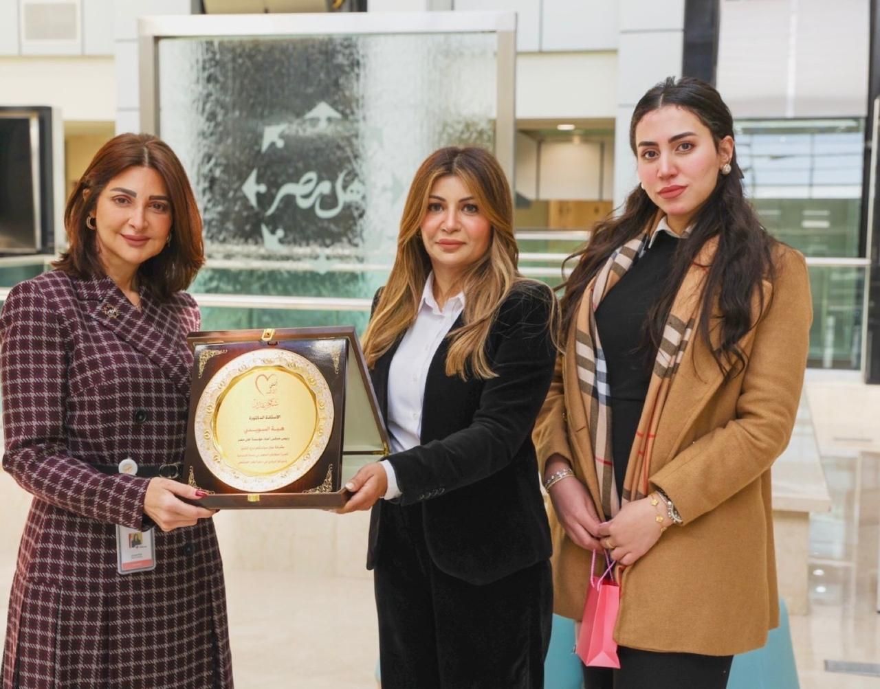 أنتي الأهم في زيارة خاصة لمستشفى أهل مصر لعلاج الحروق لتكريم د. هبة السويدي تقديرًا لدورها الرائد في العمل الإنساني - الخليج الان