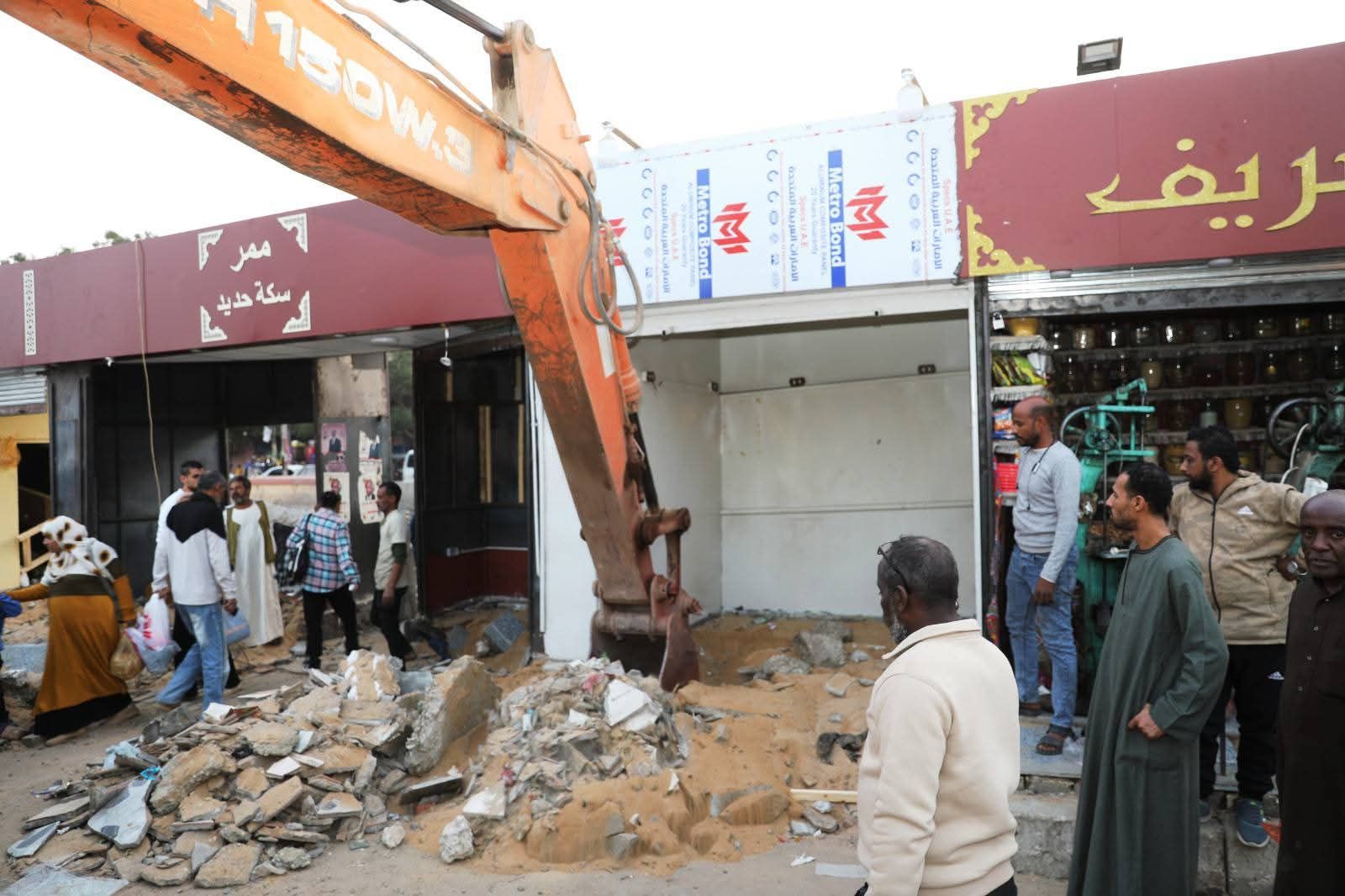 محافظ أسوان يوجه بحملة لإزالة الأكشاك العشوائية - الخليج الان