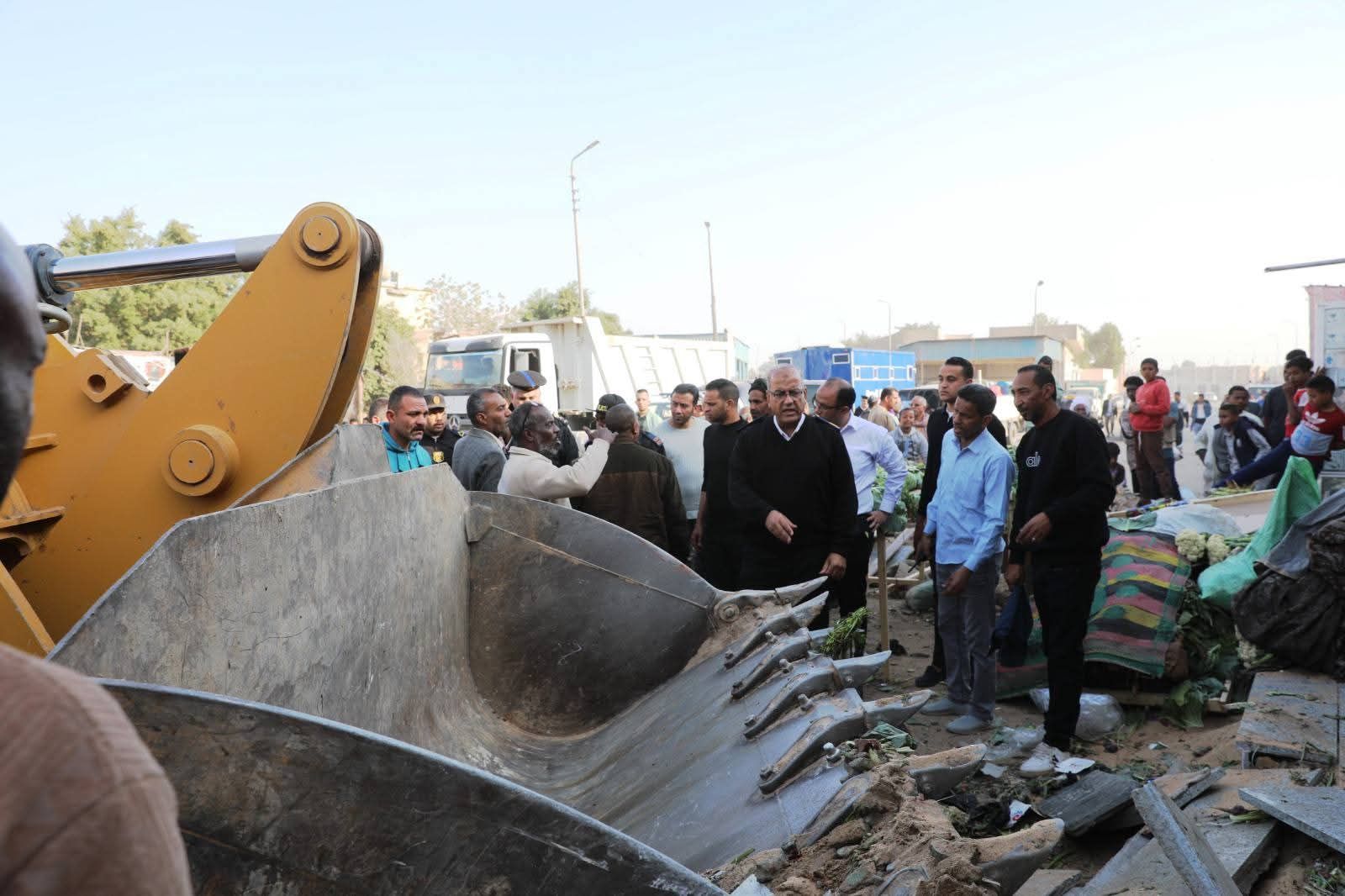 محافظ أسوان يوجه بحملة لإزالة الأكشاك العشوائية - الخليج الان