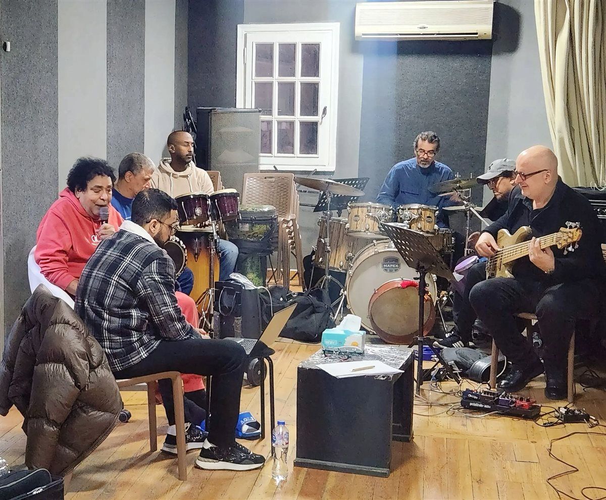 استعداد لحفله المنتظر في دبي مع ويجز .. بروفات مكثفة للفنان محمد منير |صور - الخليج الان